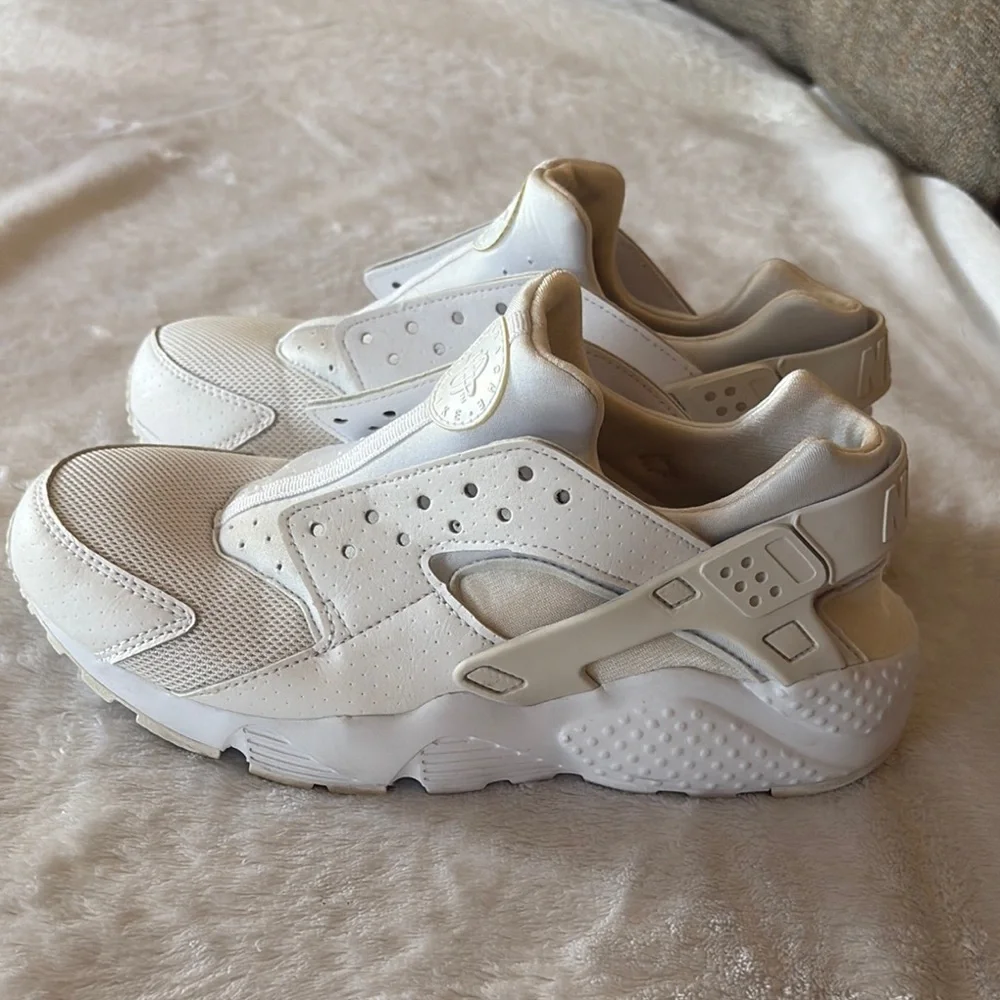 Gently Loved Nike White 2016 Huarache Sneaker **No laces or Inserts **
